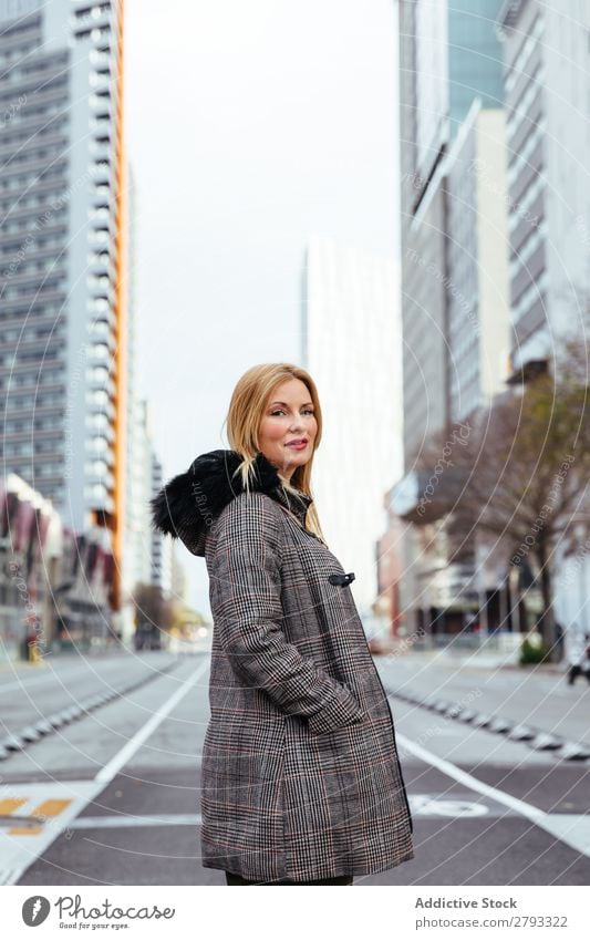 Blondes Mädchen, das in der Stadt posiert. Frau Mode blond Straße Stil Behaarung Jugendliche Porträt Asphalt schön Tasche Jacke Beautyfotografie Model Herbst