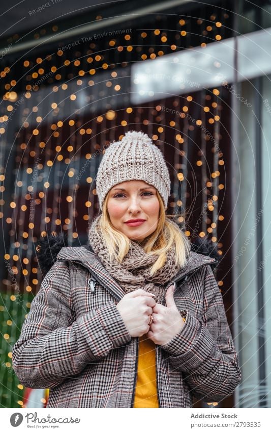 Porträt eines blonden Mädchens in der Stadt Großstadt Frau schön Mode Straße Jacke Schal Leben Lifestyle Jugendliche Hut Beanie Herbst Beautyfotografie Winter