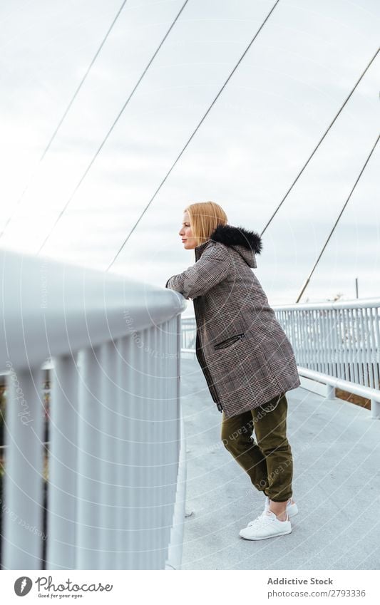 Blondes Mädchen, das in der Stadt posiert. Jugendliche Jacke Porträt Mode Model Behaarung Großstadt Frau blond Glück Herbst Winter Außenaufnahme schön hübsch