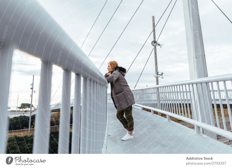 Blondes Mädchen, das in der Stadt posiert. Jugendliche Jacke Porträt Mode Model Behaarung Großstadt Frau blond Glück Herbst Winter Außenaufnahme schön hübsch