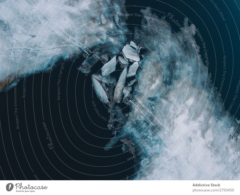 Eisplatten in der Nähe von schneebedeckten Ufern Platten Wasser Arktis Küste Schnee kalt kaputt Oberfläche Meer Frost Schaden Coolness dunkel Menschenleer