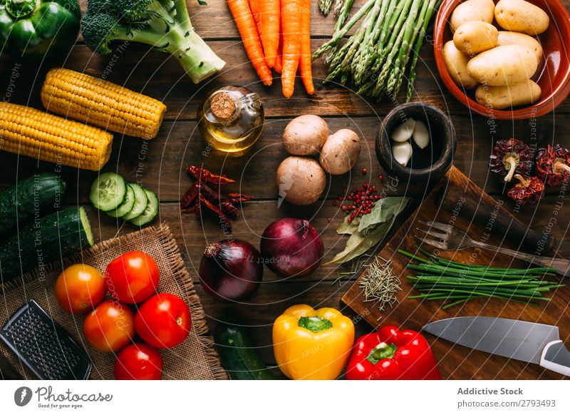 Kochzutaten und -utensilien auf dem Tisch kochen & garen Zutaten Utensilien Gemüse Erdöl Lebensmittel Essen zubereiten Küche sortiert frisch organisch natürlich