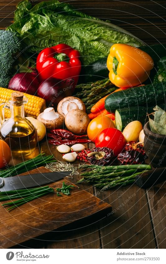 Kochzutaten und -utensilien auf dem Tisch kochen & garen Zutaten Utensilien Gemüse Erdöl Lebensmittel Essen zubereiten Küche sortiert frisch organisch natürlich