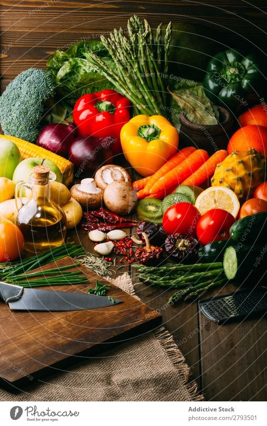 Kochzutaten und -utensilien auf dem Tisch kochen & garen Zutaten Utensilien Gemüse Erdöl Lebensmittel Essen zubereiten Küche sortiert frisch organisch natürlich