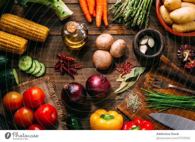 Kochzutaten und -utensilien auf dem Tisch kochen & garen Zutaten Utensilien Gemüse Erdöl Lebensmittel Essen zubereiten Küche sortiert frisch organisch natürlich