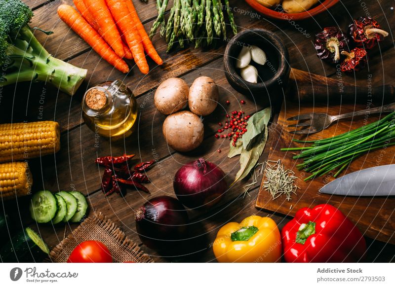 Kochzutaten und -utensilien auf dem Tisch kochen & garen Zutaten Utensilien Gemüse Erdöl Lebensmittel Essen zubereiten Küche sortiert frisch organisch natürlich