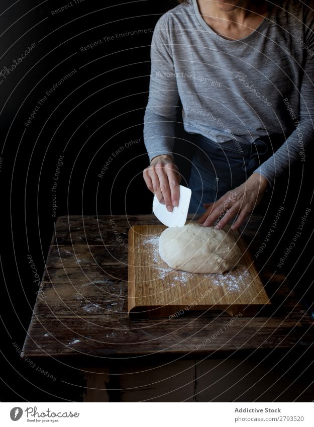 Person in der Nähe des Schneidebretts mit Teig und Mehl auf dem Tisch Mensch Teigwaren Brotlaib Holz Backwaren Kulisse Mahlzeit Bäckerei süß Dessert Pasteten