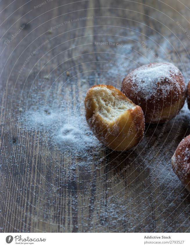 Gebackene Kuchen in Bastelpapier auf dem Tisch Handwerk Papier Brotlaib Zucker gepulvert Dunkelheit Lebensmittel Backwaren Kulisse Mahlzeit Bäckerei süß Dessert