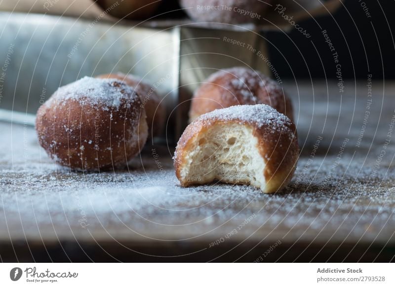 Gebackene Kuchen in Bastelpapier auf dem Tisch Handwerk Papier Brotlaib Zucker gepulvert Dunkelheit Lebensmittel Backwaren Kulisse Mahlzeit Bäckerei süß Dessert