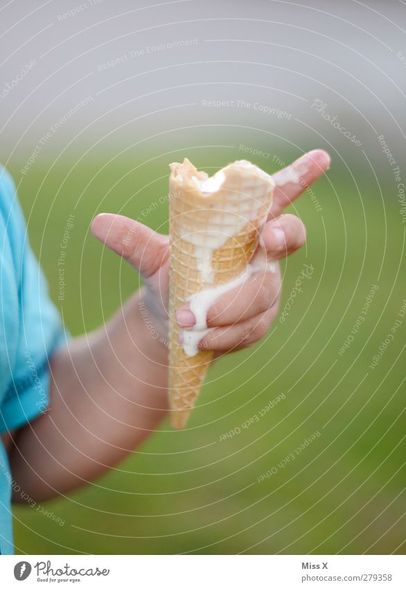 Eis Lebensmittel Dessert Speiseeis Ernährung Essen Kind Kleinkind 1-3 Jahre 3-8 Jahre Kindheit kalt lecker süß Appetit & Hunger Finger Eiswaffel Vanilleeis