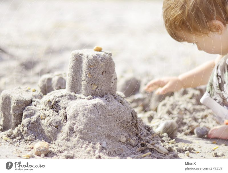 Architekt Ferien & Urlaub & Reisen Sommer Sommerurlaub Mensch Kind Kleinkind Kindheit 1 1-3 Jahre 3-8 Jahre Strand bauen Sandburg Stein Farbfoto Gedeckte Farben