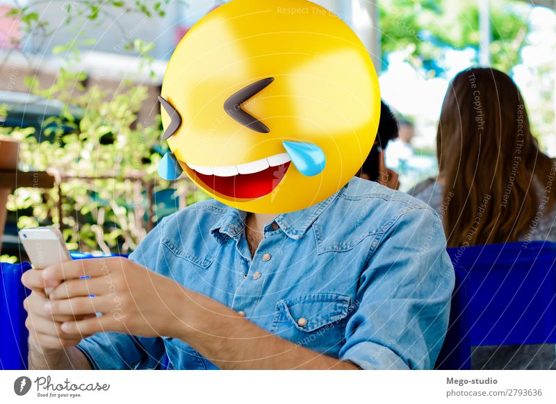 Emoji Kopf Mann Lifestyle Stil Glück Business sprechen Telefon PDA Technik & Technologie Internet Mensch Junge Erwachsene Lächeln sitzen stehen Telefongespräch