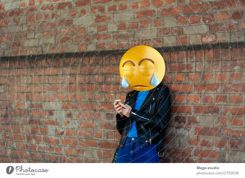 Emoji Kopf Mädchen Lifestyle Stil Glück Business sprechen Telefon PDA Technik & Technologie Internet Mensch Frau Erwachsene Mann Lächeln sitzen stehen