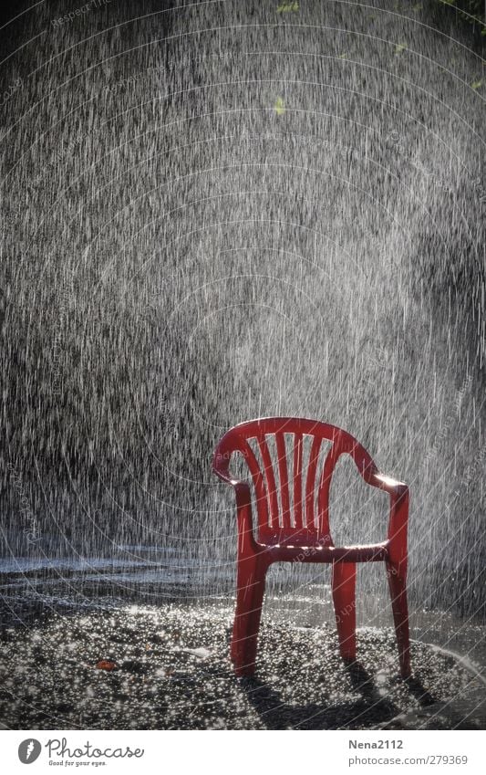 Sonniger Regen :) Freizeit & Hobby Spielen Ferien & Urlaub & Reisen Sommer Sommerurlaub Sonne Garten Stuhl nass Sauberkeit rot Hochstuhl Regenwasser Gewitter