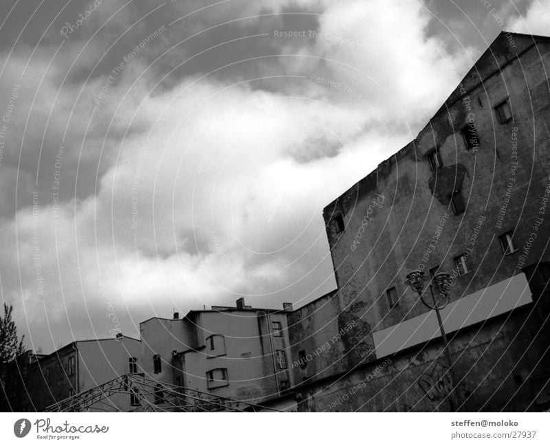 Berlin 2002 Osten Mauer Brandmauer Haus Fenster Stadt Demontage Altbau Backstein Putz Fassade Wolken grau trist verfallen taumeln Architektur Deutschland DDR