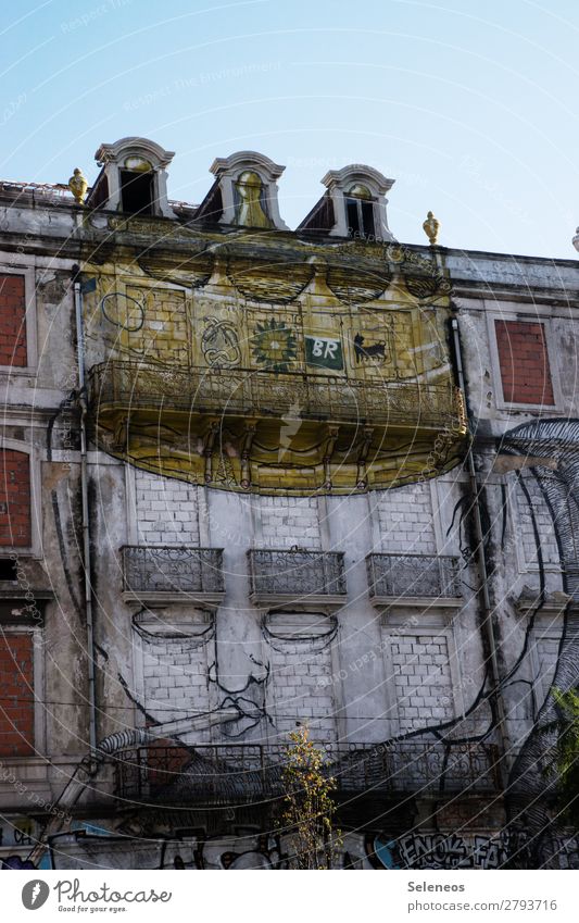 streetart Häusliches Leben Wohnung Haus Renovieren Stadt Bauwerk Gebäude Mauer Wand Fassade Balkon Fenster Tür Graffiti ästhetisch Coolness Straßenkunst