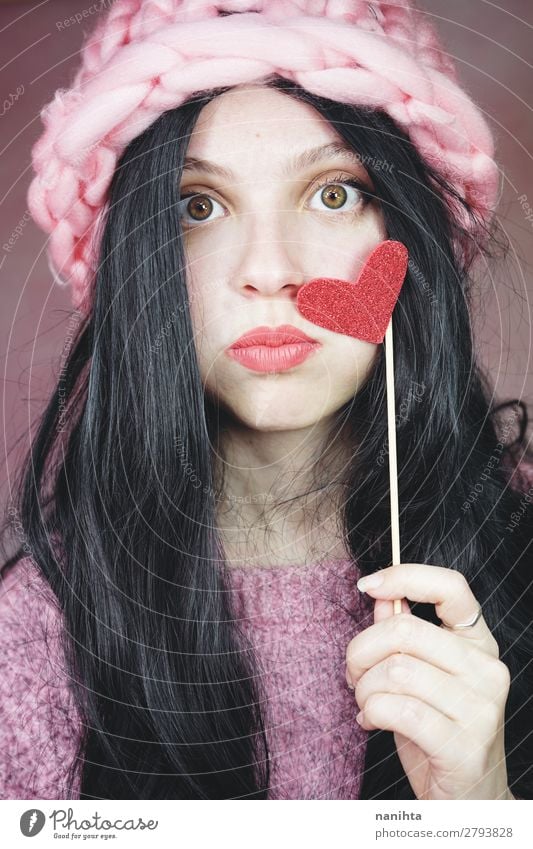 Romantische Frau in rosa Kleidung und mit einem roten Herzen. elegant Stil Glück schön Gesicht Schminke Valentinstag Mensch feminin Junge Frau Jugendliche