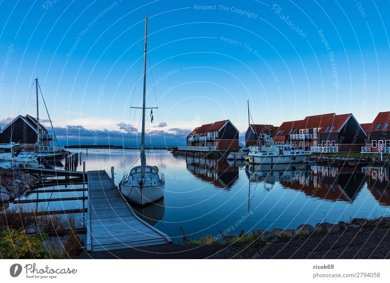 Blick auf den Hafen von Klintholm Havn in Dänemark Erholung Ferien & Urlaub & Reisen Tourismus Haus Natur Landschaft Wasser Wolken Küste Ostsee Gebäude