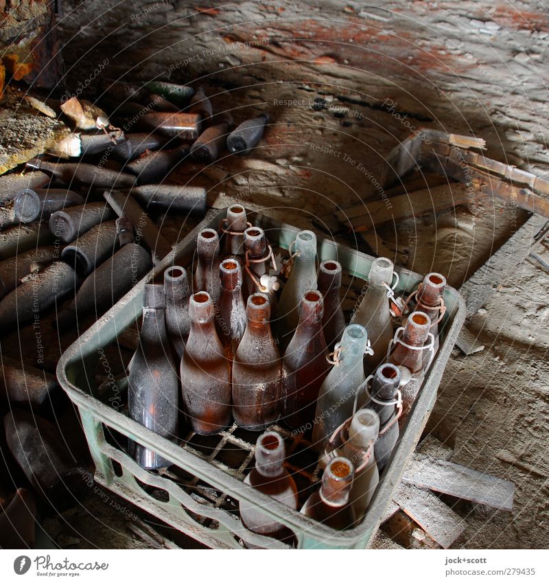 Bier ist schon lange aus Boden Kasten Flasche Bierkasten dreckig Billig kaputt braun Endzeitstimmung Nostalgie Vergangenheit Vergänglichkeit