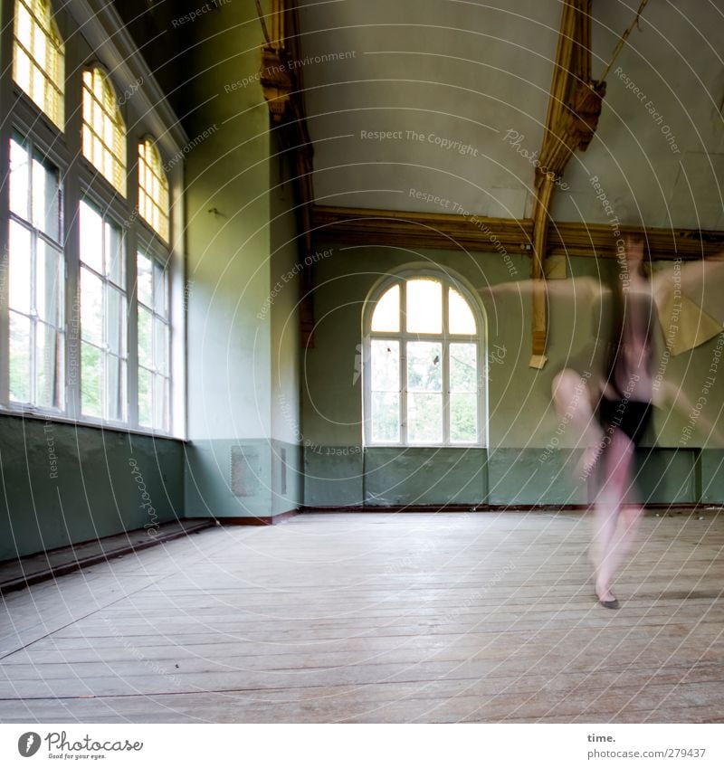 Unfinished Ballroom Story (VII) feminin 1 Mensch Tanzen Saal Halle Mauer Wand Fenster Bewegung drehen außergewöhnlich elegant historisch schön dünn