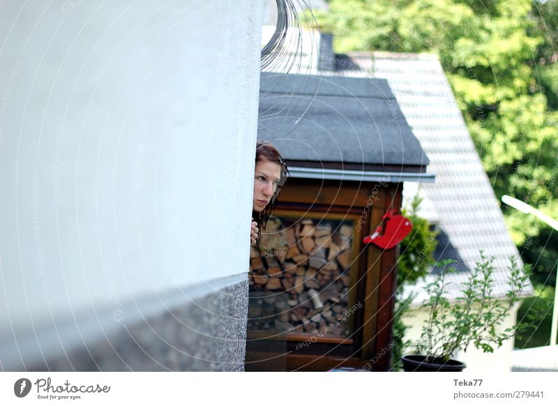 Um die Ecke gedacht Mensch feminin Junge Frau Jugendliche Gesicht Hand 1 18-30 Jahre Erwachsene Einfamilienhaus Hütte Gebäude Architektur Mauer Wand Fassade