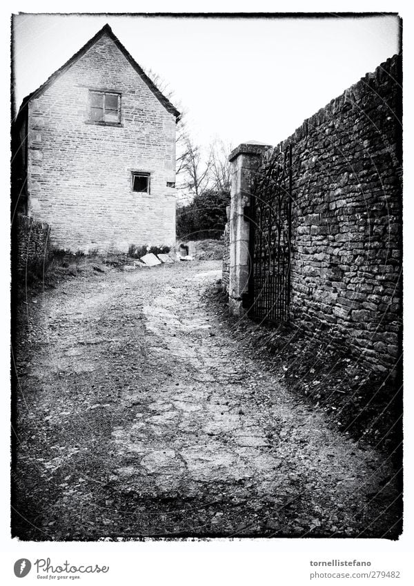 Gated Entryway in England Architektur Schwarzweißfoto Kinderbetten Land Landschaft Fahrweg Eingang Europa Zaun heimwärts Haus Unterkunft Wege & Pfade Stein