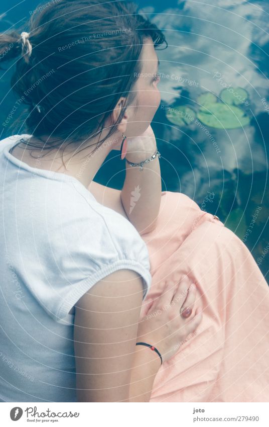 ich habe an dich gedacht feminin Junge Frau Jugendliche Wasser Sommer Seerosen Flussufer Teich Erholung genießen hocken sitzen Wärme Zufriedenheit Gelassenheit