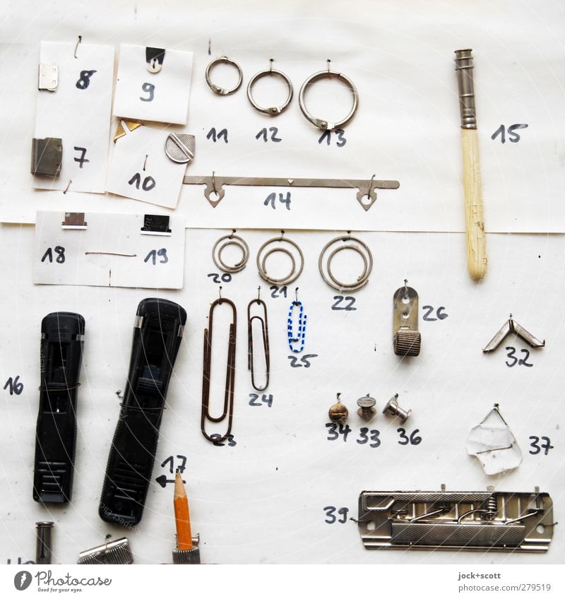 Büroutensilien (Auswahl) Schreibwarenhandlung Papier Sammlung Büroklammern Halterung Kreis Bleistift Holz Metall Kunststoff Ziffern & Zahlen einfach klein retro