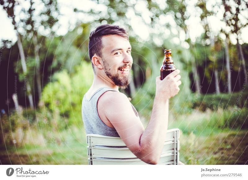 Cheers! Junger Mann Erwachsene Lebensfreude Freude Glück Fröhlichkeit Zufriedenheit Gelassenheit Sommerabend Bierflasche Lifestyle Stil Natur trinken