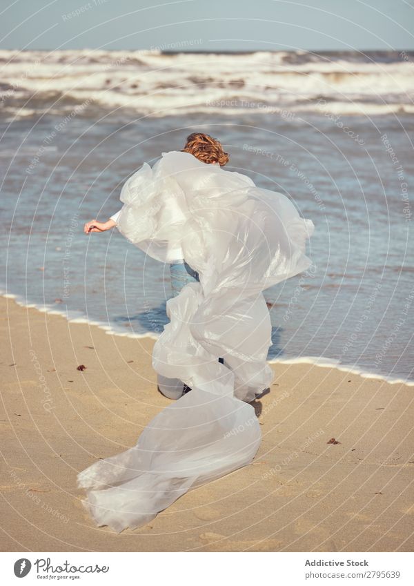 Kind, das sich in wogendem Textil an der Flussufer verstrickt hat. winkend Küste Mädchen Hand Seite Wind Sand Wasser Berge u. Gebirge Landschaft Strand