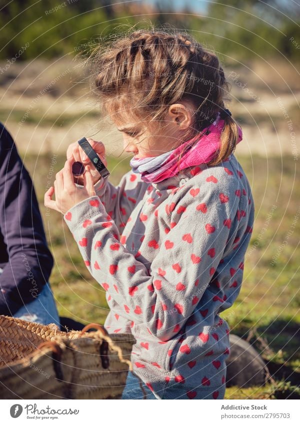 Dame und Kinder legen Müll in den Korb im Park. Müllbehälter Boden Container Putten Aufräumen Jugendliche Umwelt abholend Natur Frau Junge Mädchen Freiwilliger