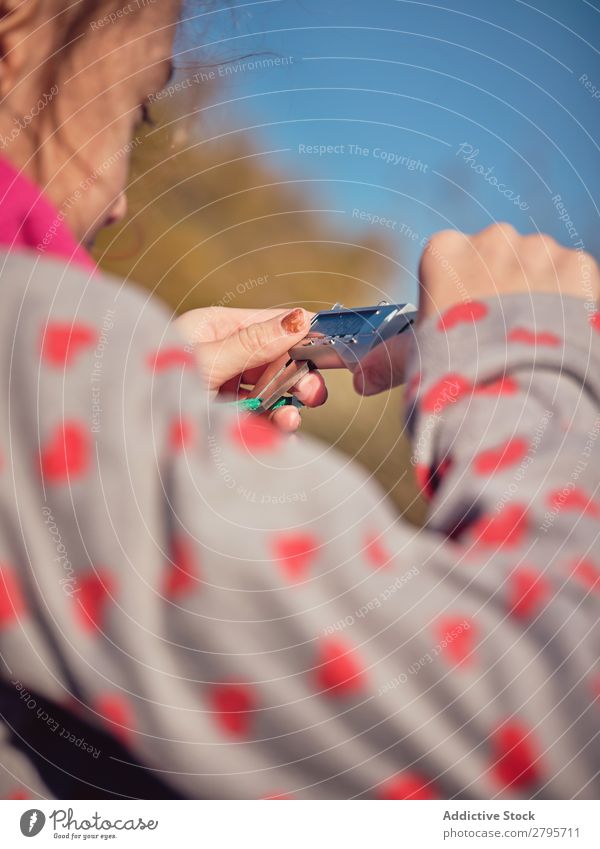 Dame und Kinder legen Müll in den Korb im Park. Müllbehälter Boden Container Putten Aufräumen Jugendliche Umwelt abholend Natur Frau Junge Mädchen Freiwilliger