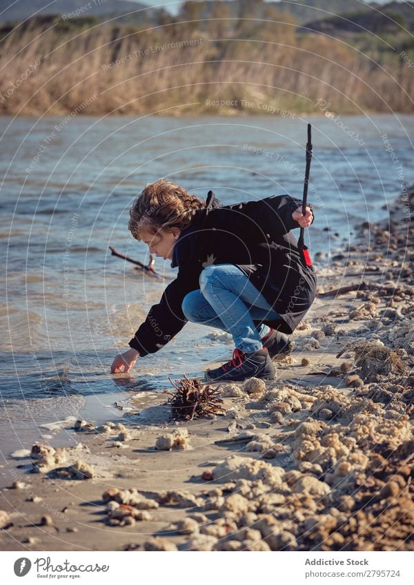 Dame und Kinder legen Müll in den Korb im Park. Müllbehälter Boden Container Putten Aufräumen Jugendliche Umwelt abholend Natur Frau Junge Mädchen Freiwilliger