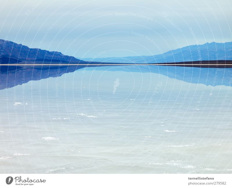 Blick auf die Berge des verdampften Wassers Ödland Death Valley National Park Salzwüste Abenteuer amerika unfruchtbar Becken schön Beautyfotografie blau