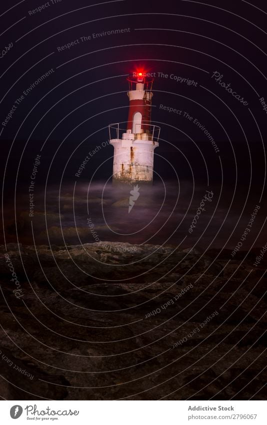 Leuchtturm an der felsigen Küste rot Meer Umhang Stein Felsen Natur Himmel Bucht Aussicht schön Leuchtfeuer Gebäude Unwetter Schaum Nebel Führung Licht