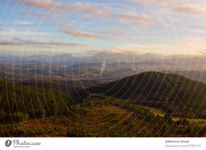 Majestätische Landschaft mit grünen Bergen im Sonnenlicht Berge u. Gebirge Tal malerisch Farbe Gelände Perspektive Natur Tourismus Jahreszeiten Sommer Umwelt