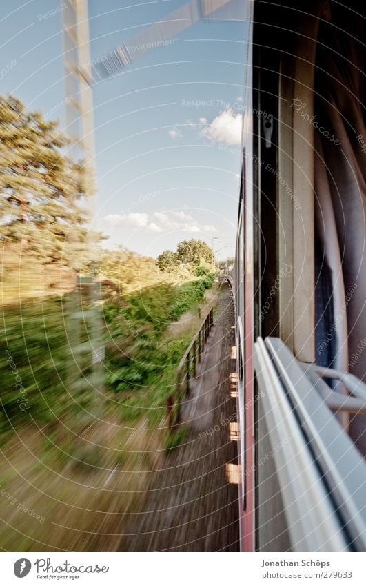 raus aus dem Zug Verkehr Verkehrsmittel Schienenverkehr Bahnfahren Eisenbahn Personenzug Zugabteil Geschwindigkeit Geschwindigkeitsrausch Personenverkehr Blick