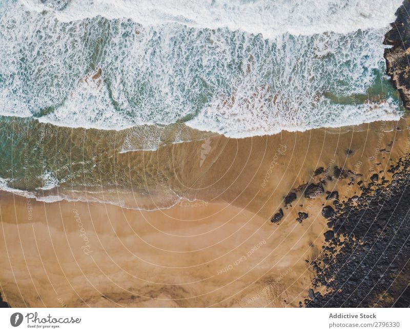 Wunderschöne Küste des Ozeans von der Drohne aus. Drohnenansicht Meer Klippe Landschaft majestätisch Spanien las palmas Fuerteventura Fluggerät Natur Wasser