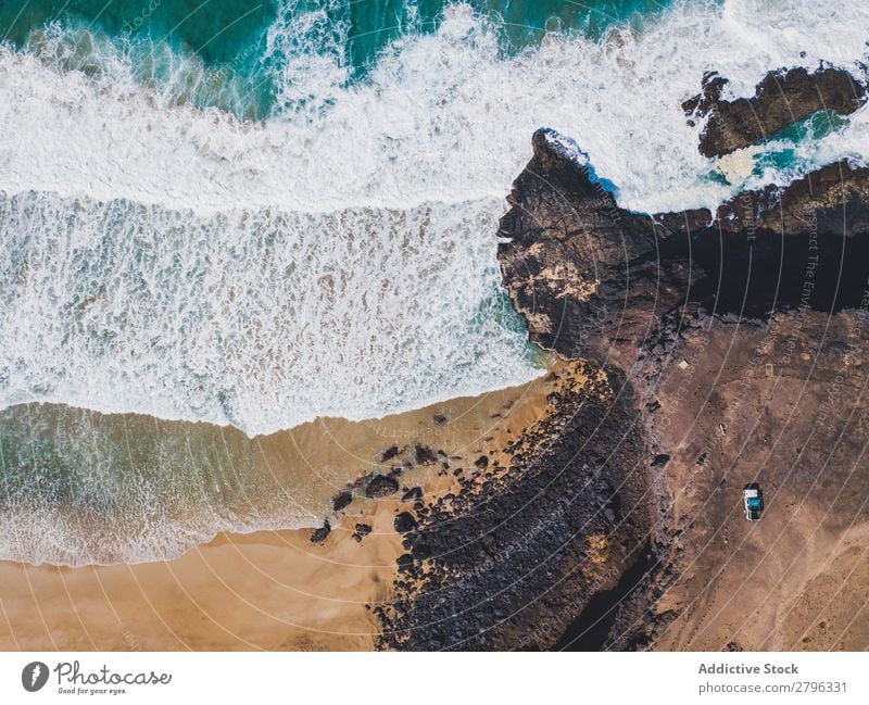 Wunderschöne Küste des Ozeans von der Drohne aus. Drohnenansicht Meer Klippe Landschaft majestätisch Spanien las palmas Fuerteventura Fluggerät Natur Wasser