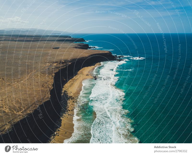 Wunderschöne Küste des Ozeans von der Drohne aus. Drohnenansicht Meer Klippe Landschaft majestätisch Spanien las palmas Fuerteventura Fluggerät Natur Wasser