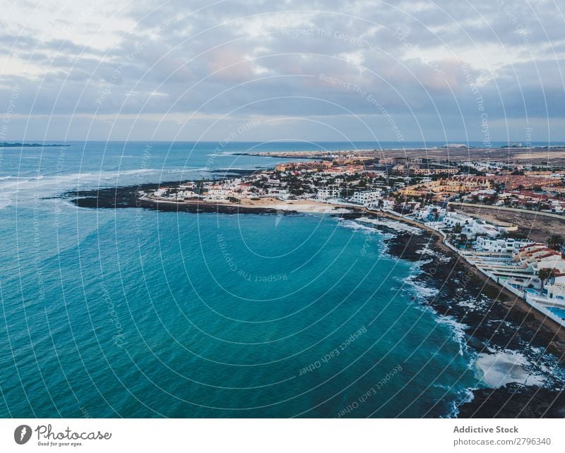 Szenische Luftaufnahme der Stadt am Meeresufer Küste Großstadt Drohnenansicht Fluggerät Fuerteventura las palmas Spanien malerisch blau Himmel