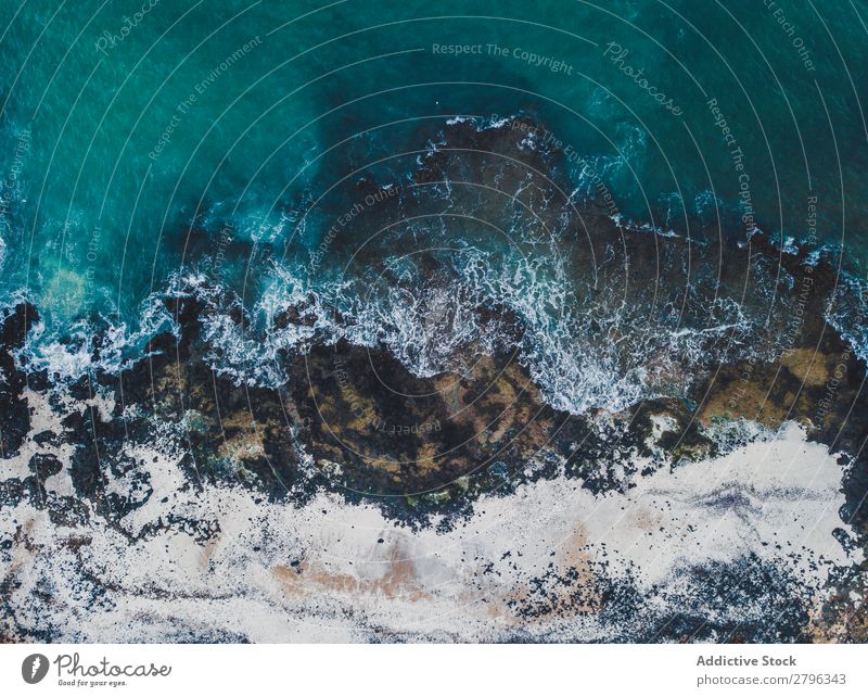 Wunderschöne Küste des Ozeans von der Drohne aus. Drohnenansicht Meer Klippe Landschaft majestätisch Spanien las palmas Fuerteventura Fluggerät Natur Wasser