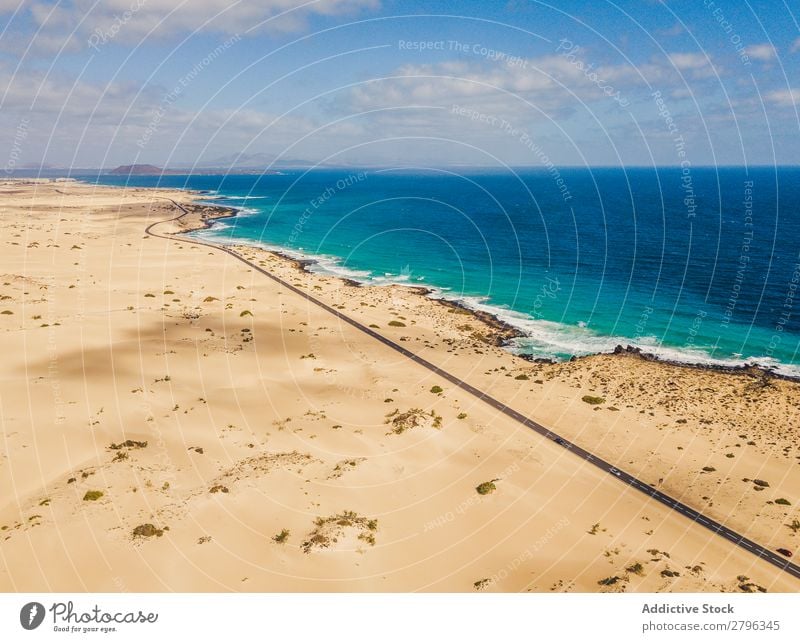 Wunderschöne Küste des Ozeans von der Drohne aus. Drohnenansicht Meer Klippe Landschaft majestätisch Spanien las palmas Fuerteventura Fluggerät Natur Wasser