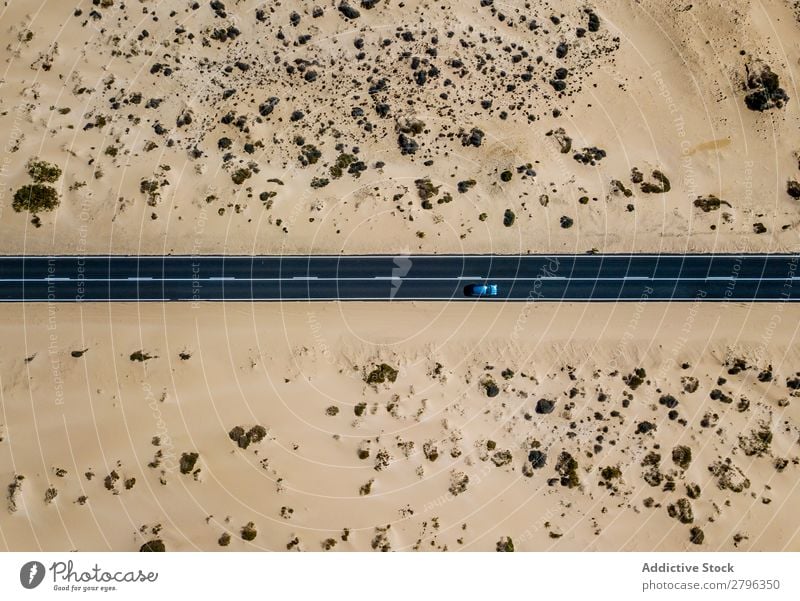 Autofahren auf der Straße in der malerischen Wüste PKW Spanien Fluggerät Drohnenansicht Fuerteventura las palmas Ferien & Urlaub & Reisen abgelegen ausleeren