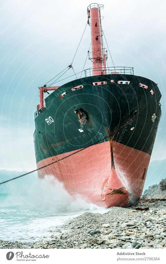 Modernes Schiff am Ufer Wasserfahrzeug Meer Küste modern Himmel Wolken blau Ferien & Urlaub & Reisen Gefäße Industrie Zeitgenosse Metall platschen riesig groß