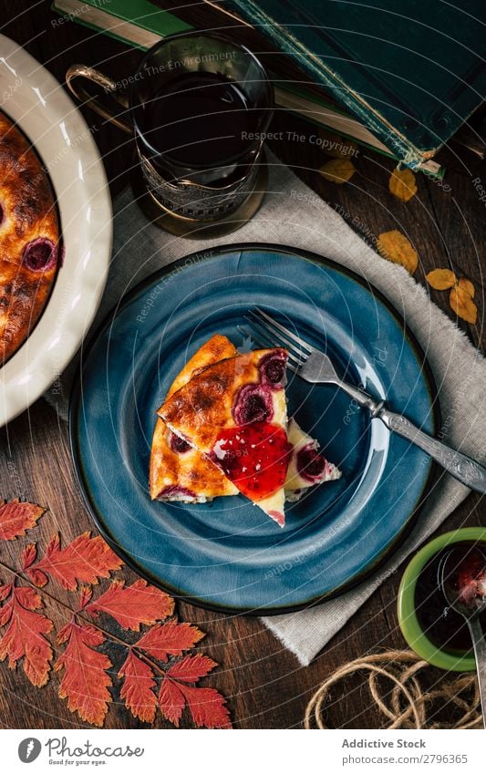 Teller mit Marmelade und Kuchen Pasteten Tisch Gabel Schalen & Schüsseln Teile Portion Dessert Backwaren Lebensmittel Snack süß frisch geschmackvoll lecker