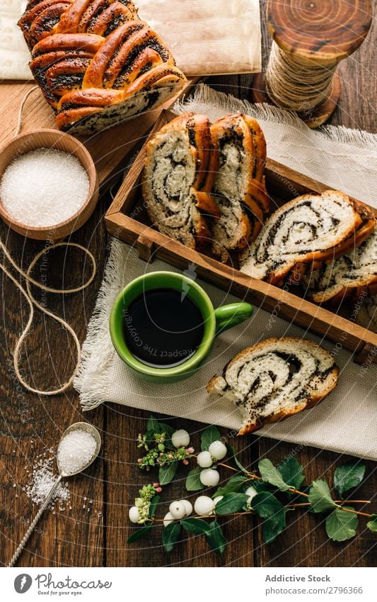 Zweige und Zucker in der Nähe von Heißgetränken und Brötchen trinken Tisch heiß Pflanze Mohn süß Lebensmittel Feinschmecker Dessert Getränk lecker geschmackvoll