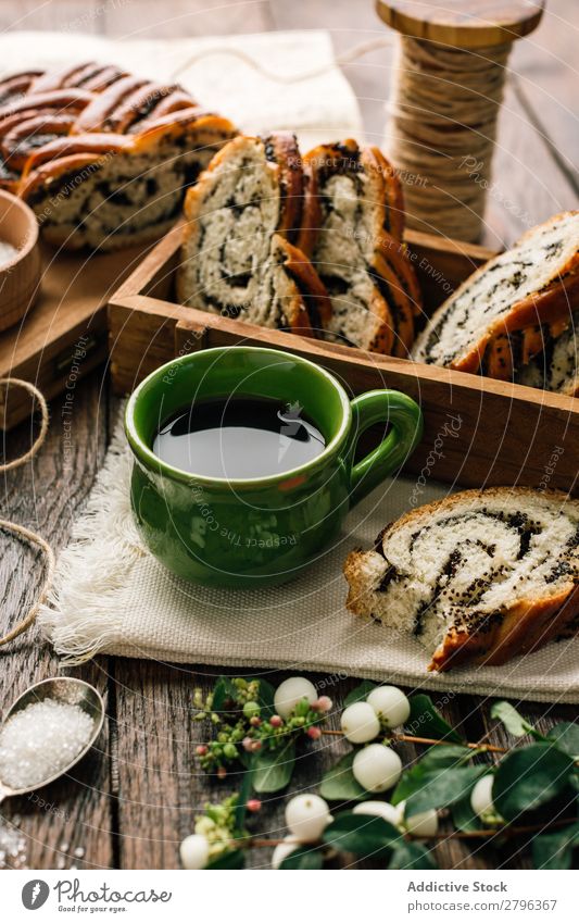 Zweige und Zucker in der Nähe von Heißgetränken und Brötchen trinken Tisch heiß Pflanze Mohn süß Lebensmittel Feinschmecker Dessert Getränk lecker geschmackvoll