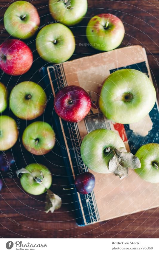 Äpfel und Pflaumen im Buch Apfel Tisch schäbig Herbst reif frisch Lebensmittel Frucht Gesundheit Jahreszeiten alt rustikal Landwirtschaft Vitamin natürlich