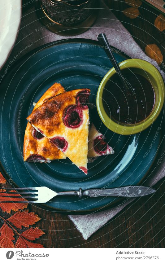 Teller mit Marmelade und Kuchen Pasteten Tisch Gabel Schalen & Schüsseln Teile Portion Dessert Backwaren Lebensmittel Snack süß frisch geschmackvoll lecker